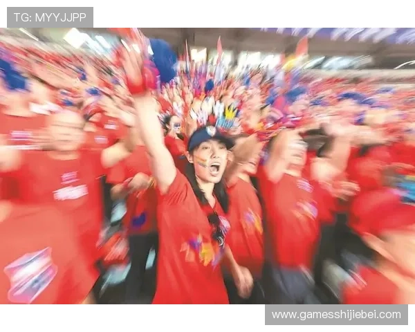 世界杯球迷的疯狂行为：他们在比赛中疯狂挥舞旗帜、跳跃呐喊，成为世界杯最热烈的风景线